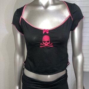 ROMWE Black Crop Top with Pink Logo Tag